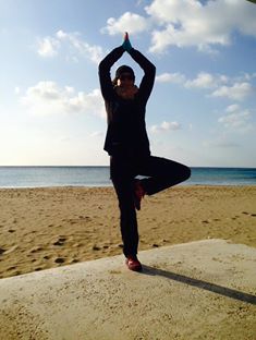 Vrikshasana, der Baum, Yoga für Läufer am Strand 