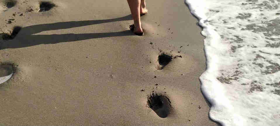 yoga für läufer und barfusslaufen am strand