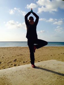 Vrikshasana, der Baum, Yoga für Läufer am Strand